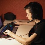 Jeune gamer sur pc