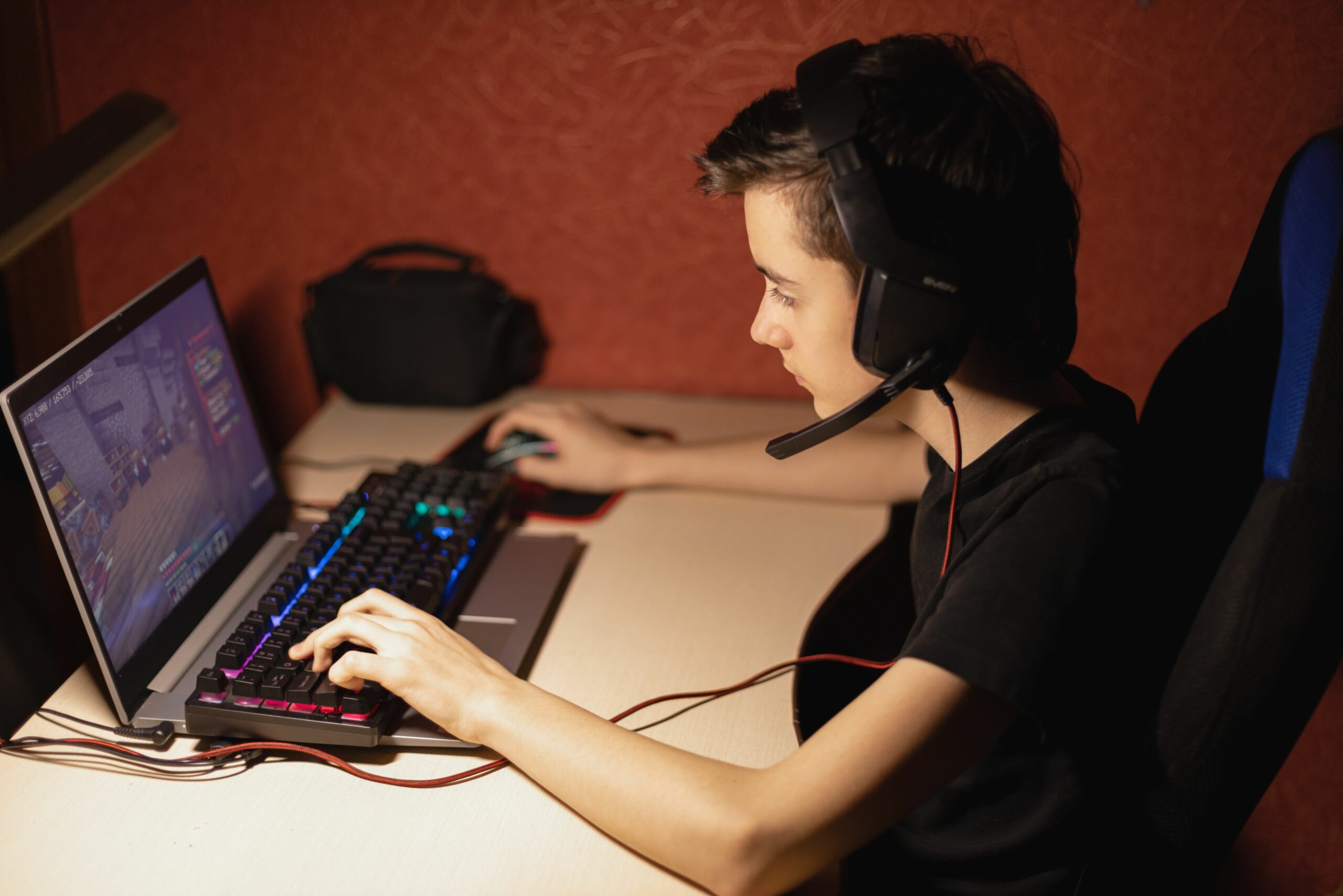 Jeune gamer sur pc