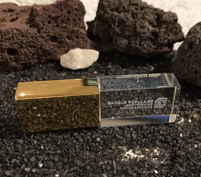 Comment la clé USB en verre se différencie des autres USB ?