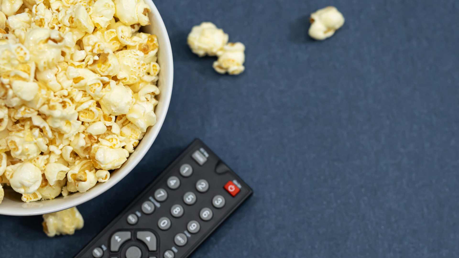 Popcorn et télécommande 