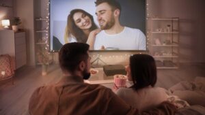 Couple qui regarde un film