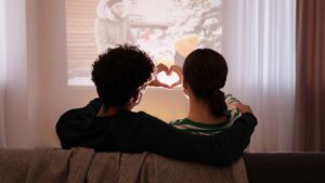Couple qui regarde un film