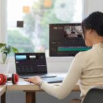 Femme qui fait du montage vidéo