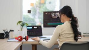 Femme qui fait du montage vidéo