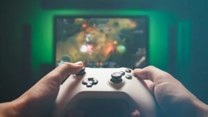 Manette de jeux vidéos devant une télévision