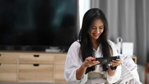 Femme qui joue avec sa switch