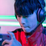 Homme gamer sur son téléphone