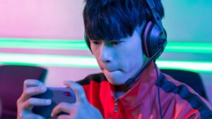 Homme gamer sur son téléphone