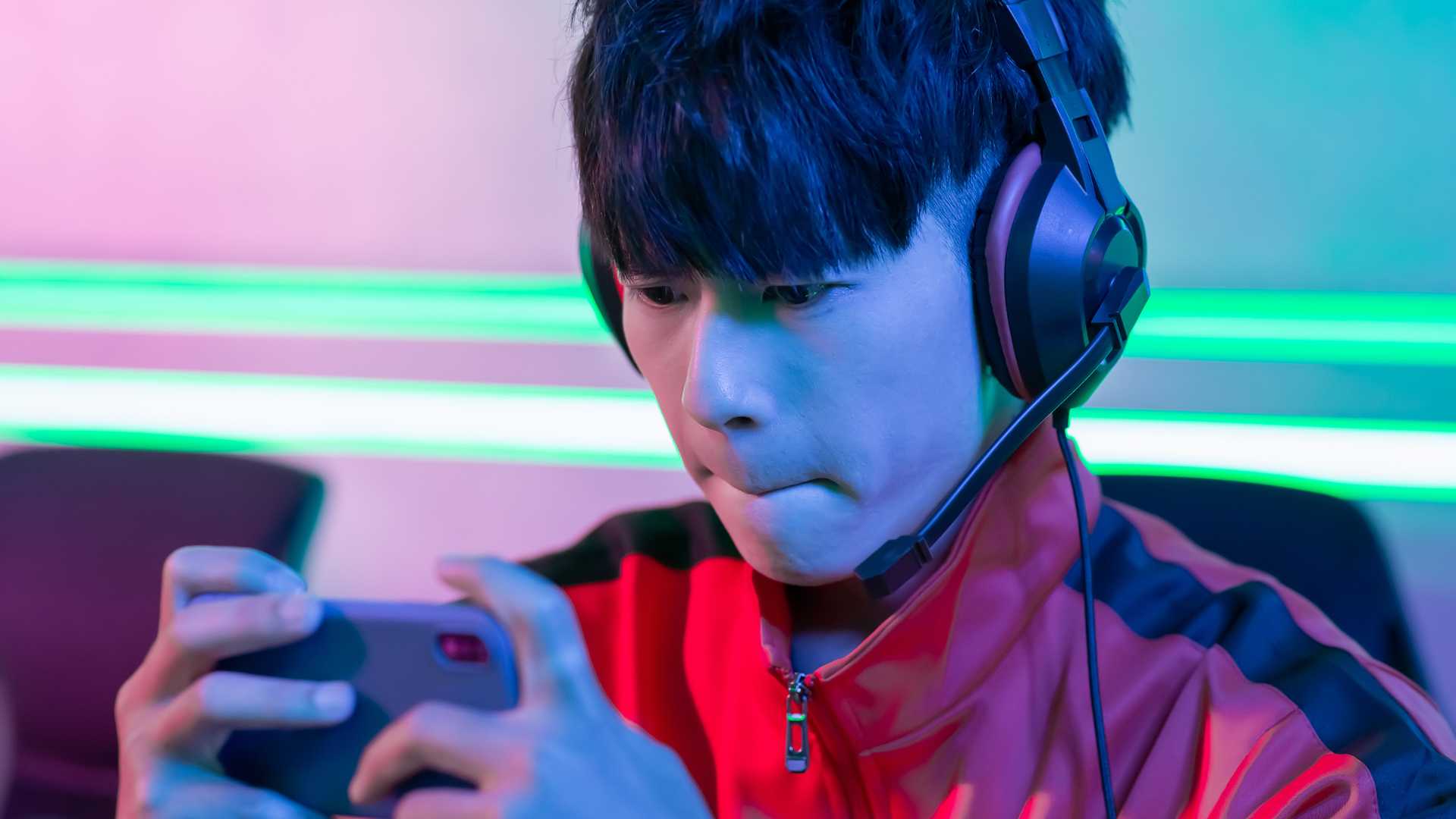 Homme gamer sur son téléphone