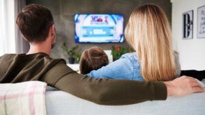 Famille qui regarde la télé
