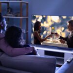 Couple qui regarde une série