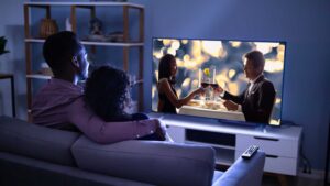 Couple qui regarde une série