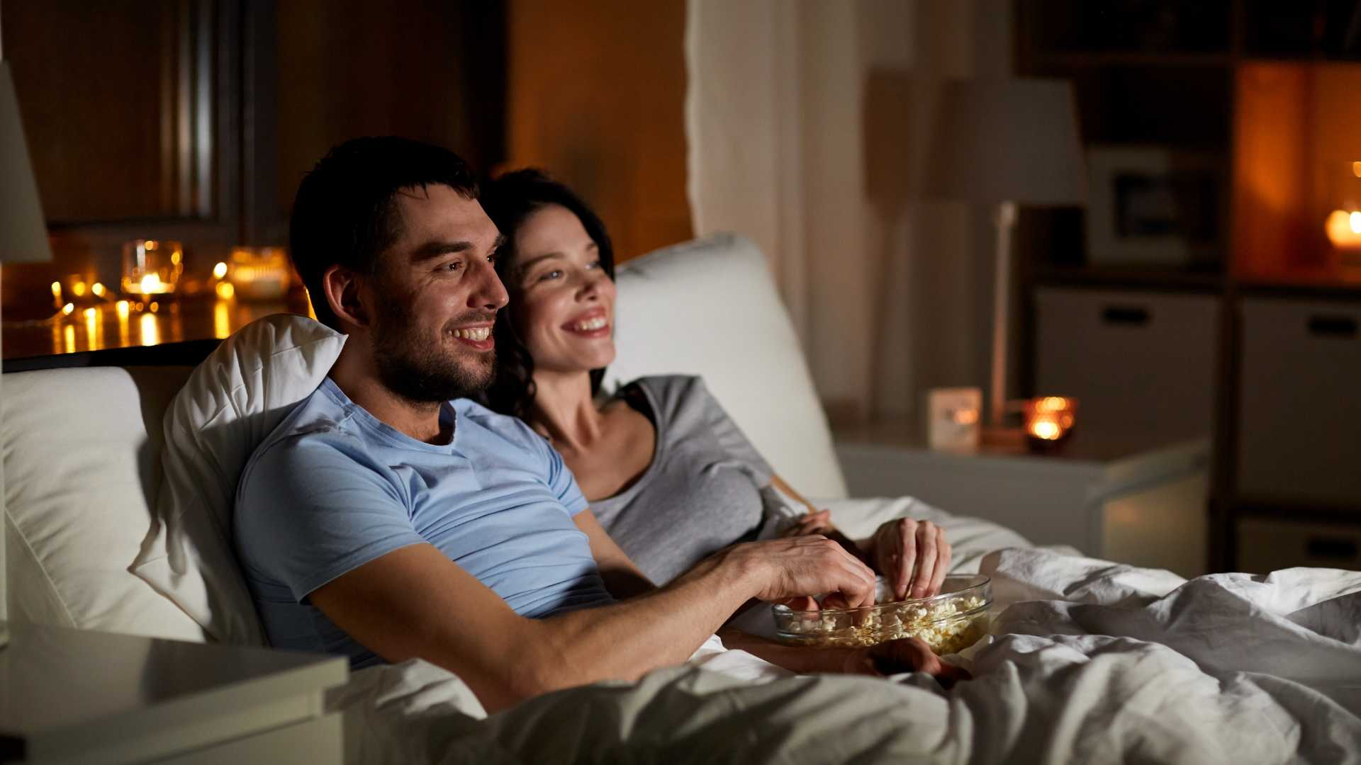 Couple qui regarde la télé dans leur canapé