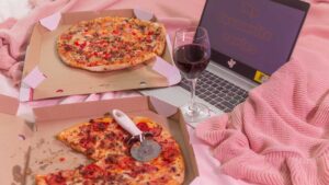Pizza devant un ordinateur portable