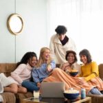 Groupe d'amis qui regarde une série