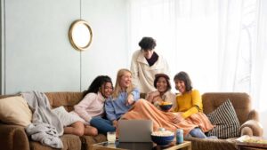 Groupe d'amis qui regarde une série