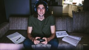 Gamer entrain de jouer aux jeux vidéos