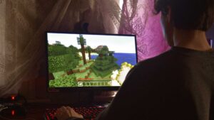 Gamer entrain de jouer à Minecraft