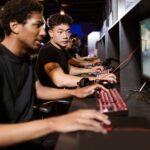 Gamer entrain de jouer