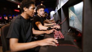 Gamer entrain de jouer