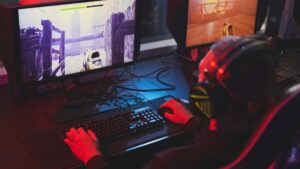 Gamer sur son PC en pleine partie de jeux vidéos