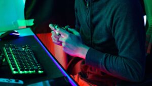 Joueur de jeux vidéos avec sa manette dans les mains