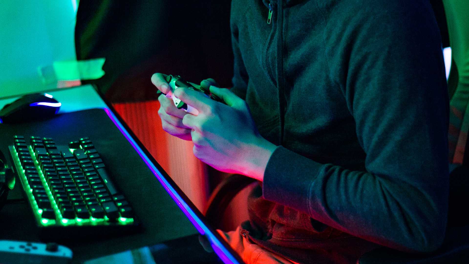 Joueur de jeux vidéos avec sa manette dans les mains