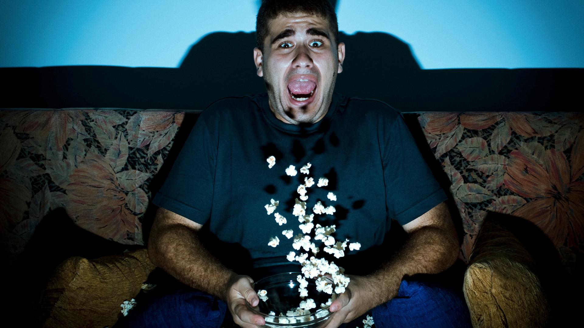 Homme qui regarde un film d'horreur